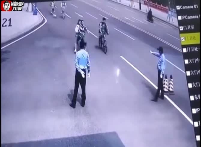 Video :A student stabs a police officer at the institution